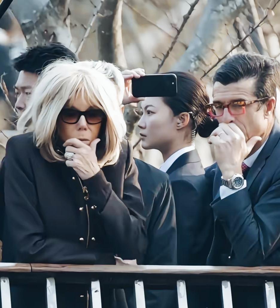 马可龙妻子布丽吉特看大熊猫看的挺投入啊！看来布丽吉特确实非常喜欢大熊猫啊！这