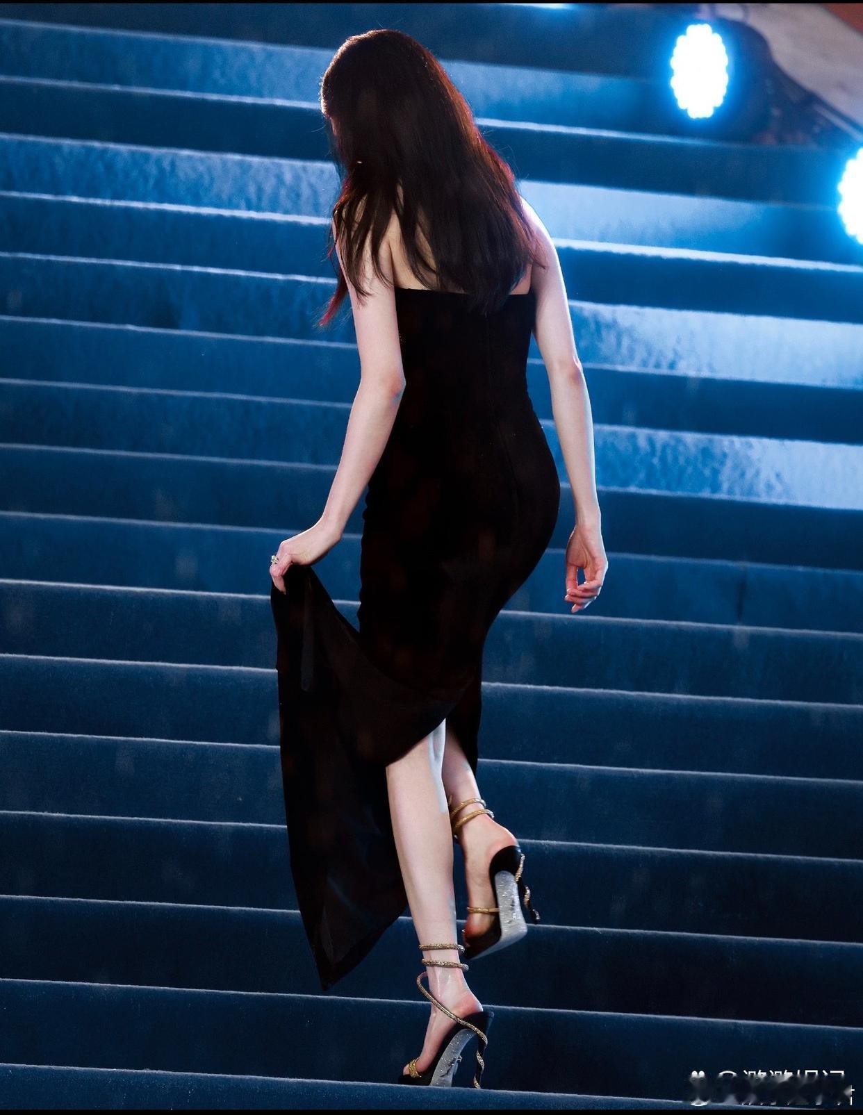 雨天走红毯belike就像刘浩存这样！这个存儿真的好接地气吧！北京电影节美美地