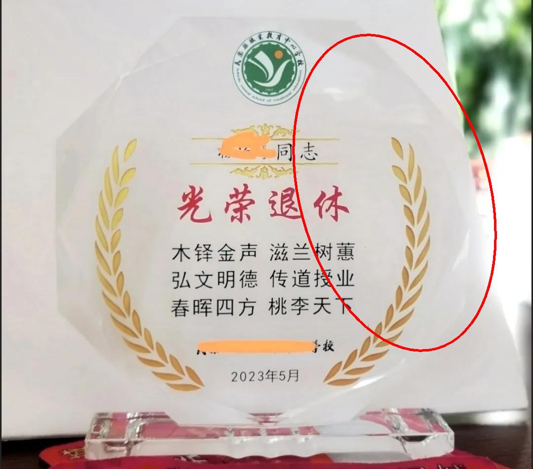 交社保就是给自己存钱。居民养老每年交5000，15年后每月拿800。灵活就业每