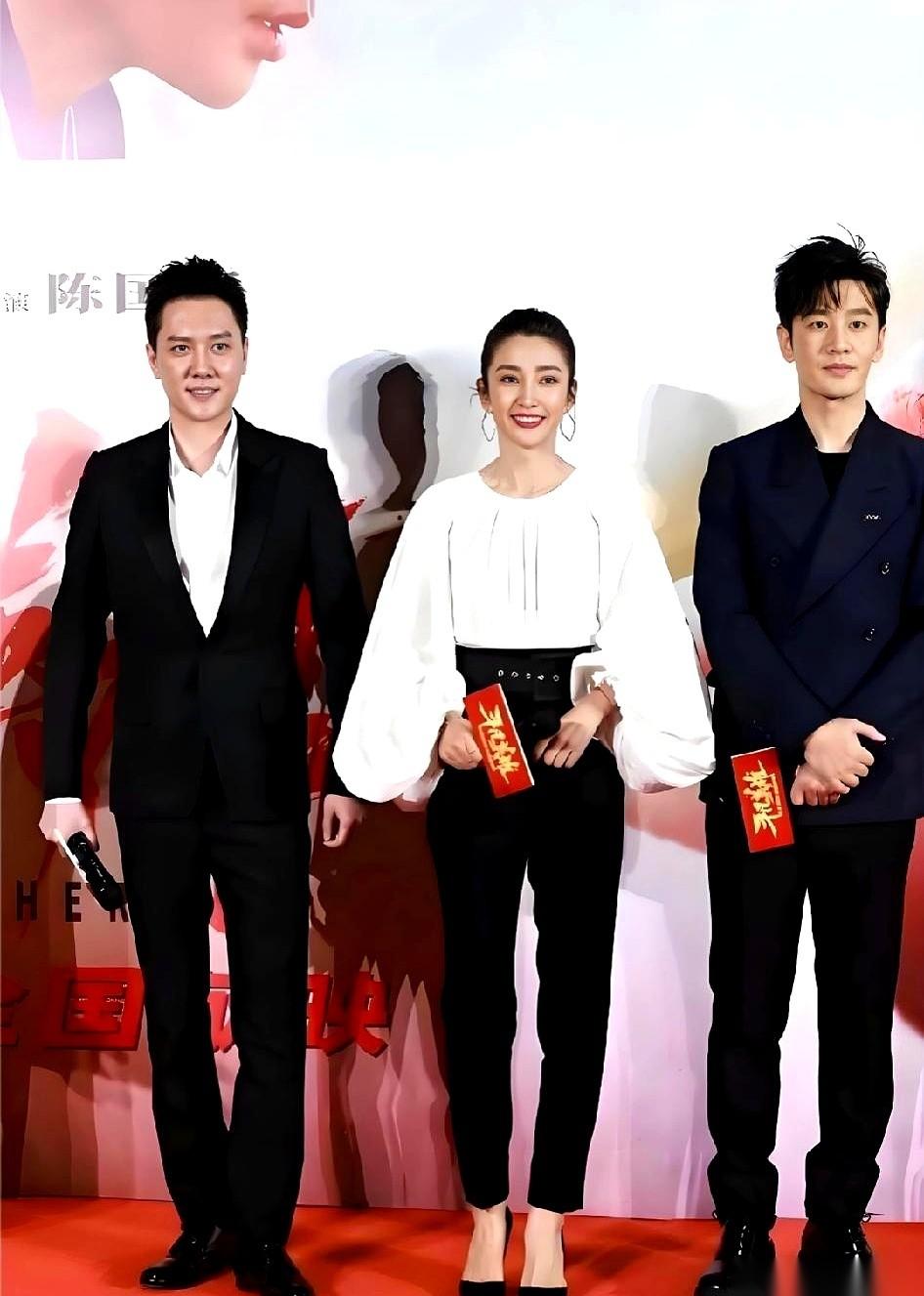 镜头往左，冯绍峰。镜头往右，黄晓明。两个名字，随便一个拎出来都是绝对的主角，结