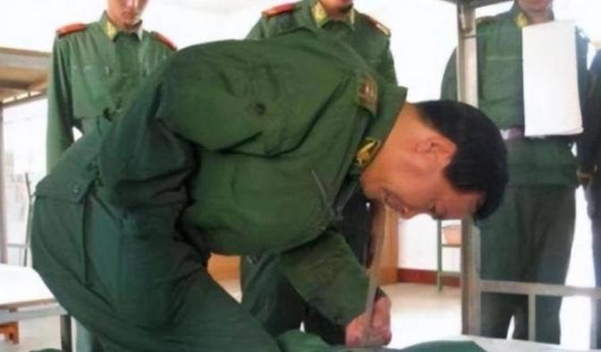 1975年，一位身残志坚的副团长，突然接到命令去军长办公室开会，副团长的神情很落