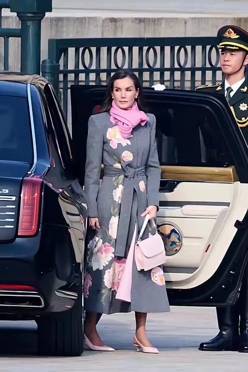 西班牙王后莱蒂齐亚的中国行，直接把“优雅外交”焊在了热搜上！这哪是国事访问，