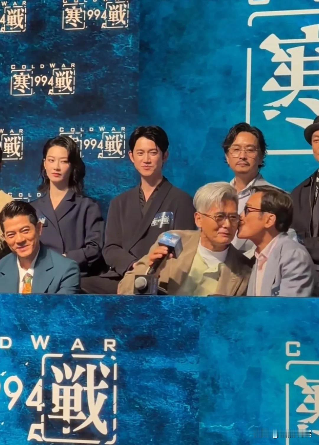 老一辈艺人，果然玩得开啊，状态松弛极了！在《寒战1994》首映礼上，当记者问到