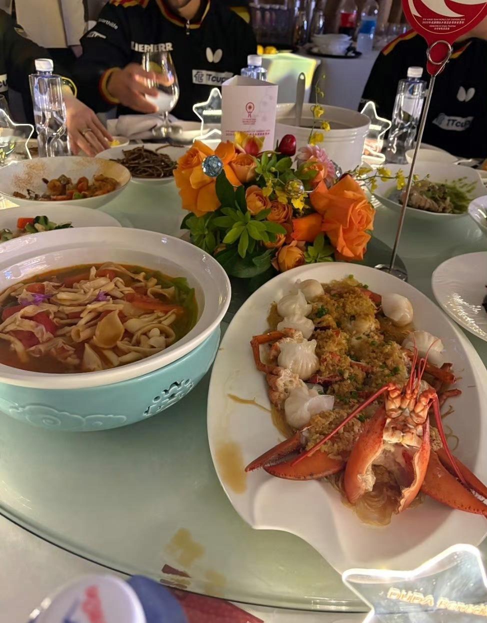 晚宴菜品好丰盛哦[赞][笑着哭]！全是硬菜！德国选手杜达🇩🇪分享了2025
