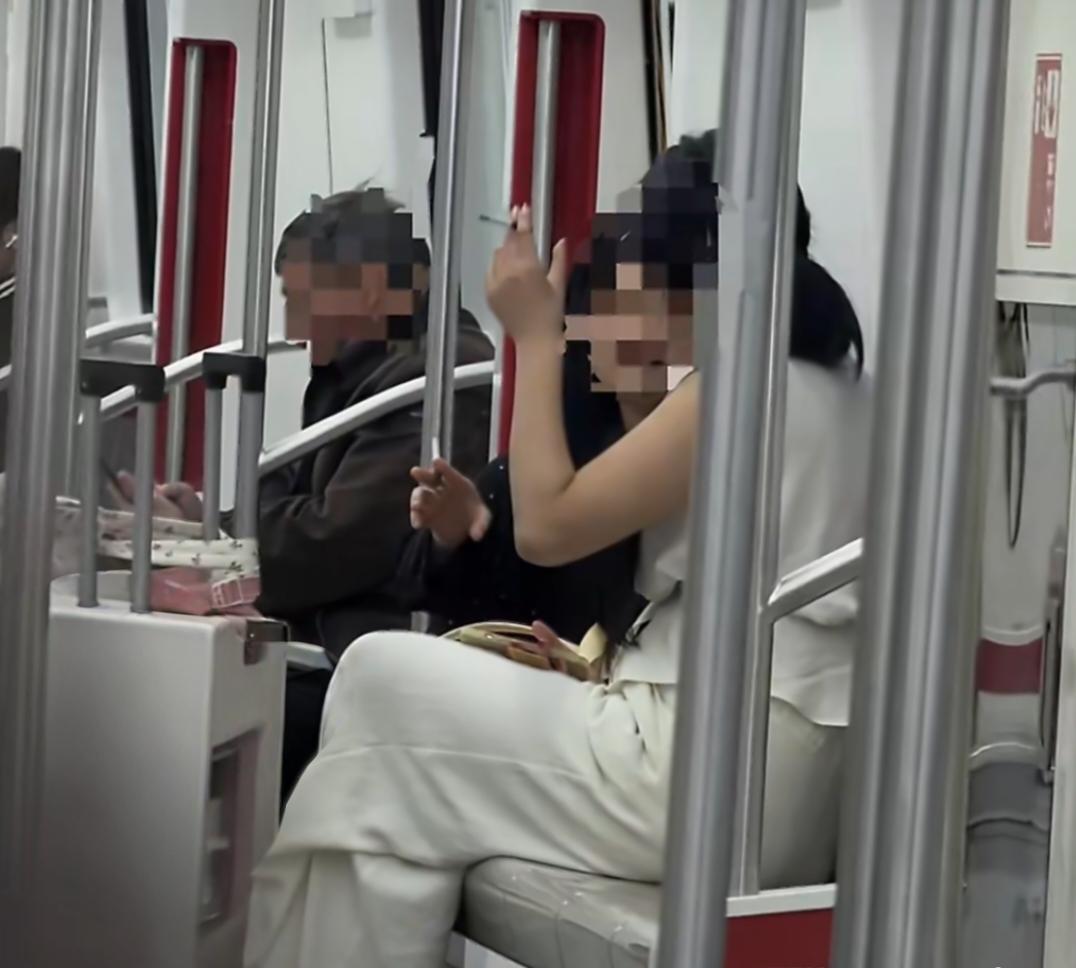 我真的气炸了！两个女子在地铁车厢里公然抽烟，全程竟然没人敢管？今天刷到南通地