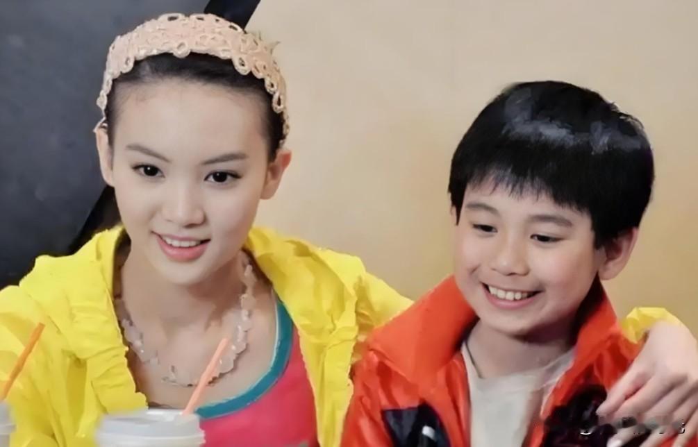 金晨这脸真小啊，21岁的她和11岁的胡先煦合照，脸差不多大小。而且那个时候金