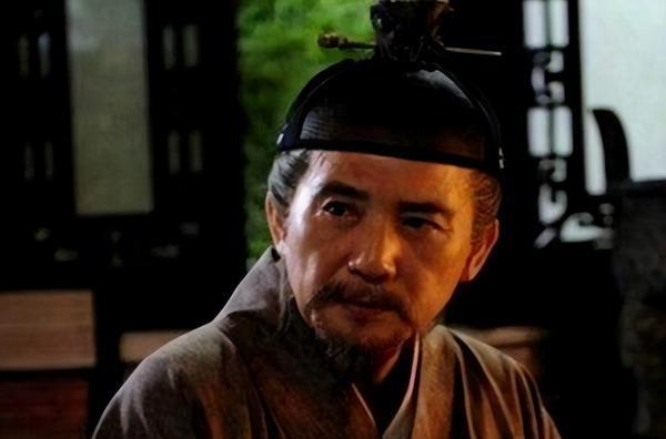1593年，福建泉州的陈振龙，手里攥着一顶用藤蔓编的小草帽，悄悄踏上回国的商船，
