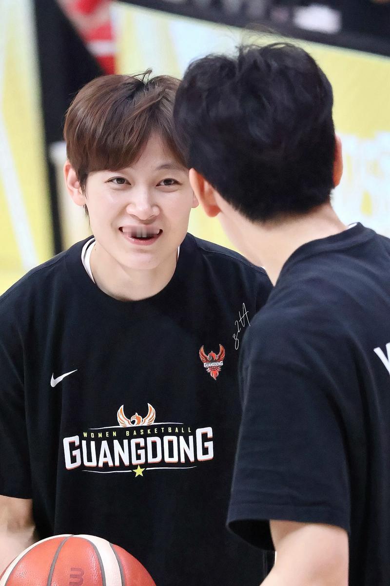 我认为女篮杨力维的话选的时机不对！这两天，网上有关女篮的话题，不少就是说杨力