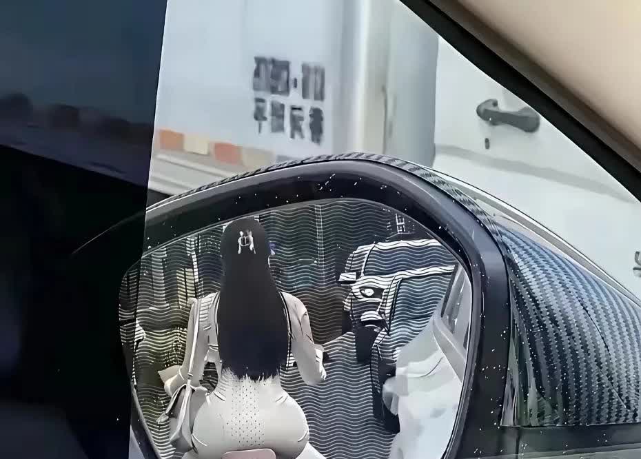 开车路上瞥后视镜，突然发现内饰破了个小洞，心瞬间一紧！也不知道啥时候弄坏的，