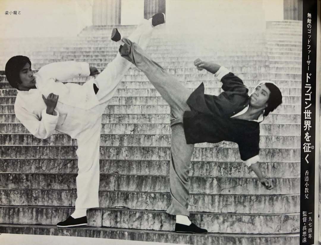 梁小龙与仓田保昭，两个练家子。梁小龙去世