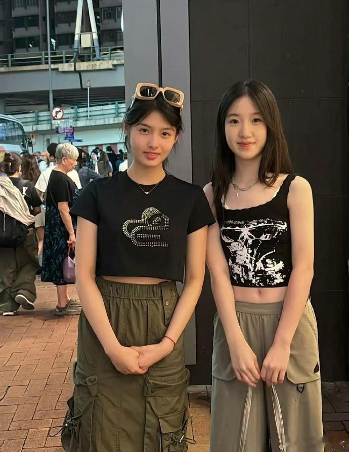 看艾米和路人的合照，脸确实比路人精致点，但是这个腰肉感很足[晕]​​​​