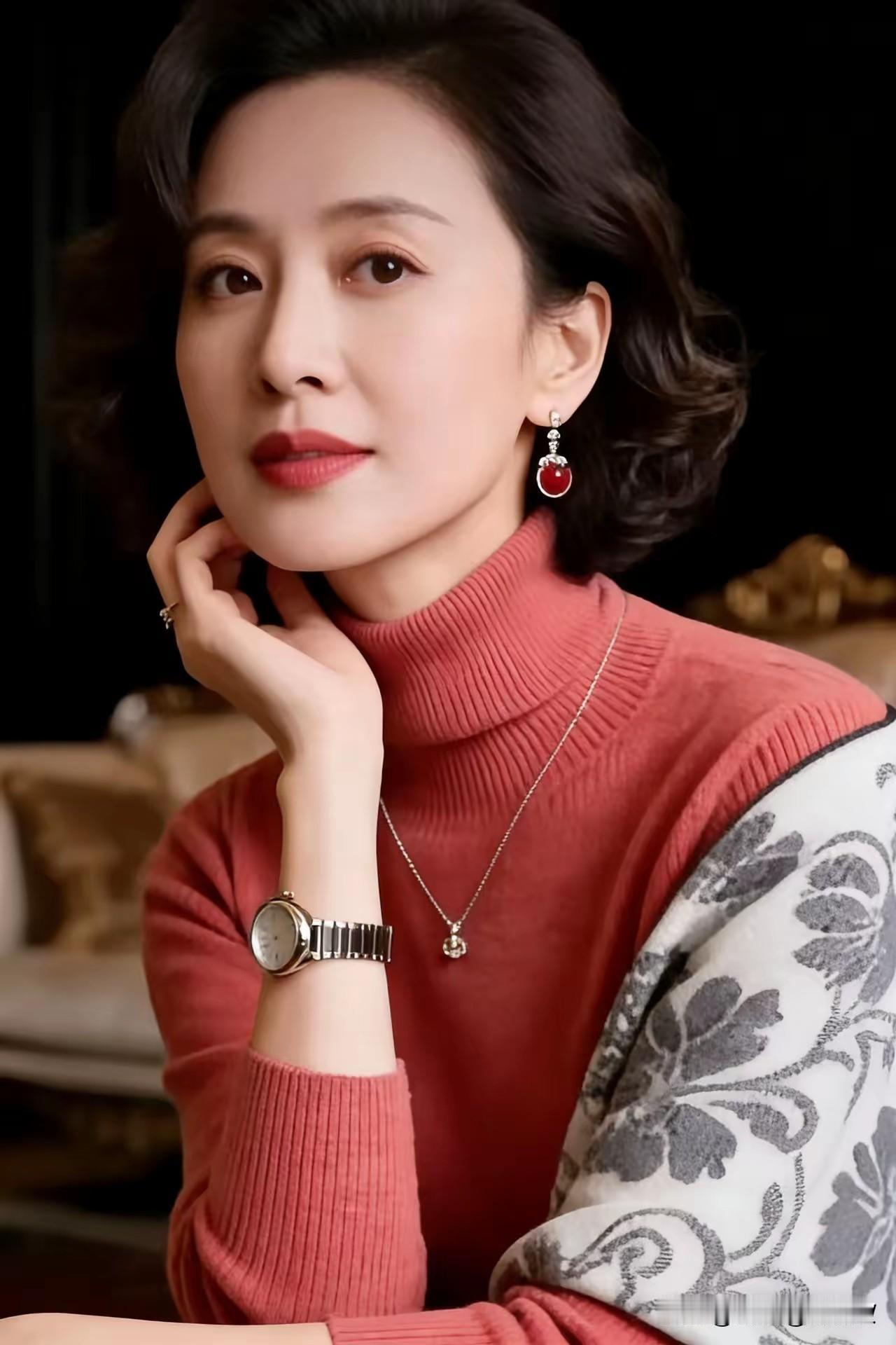 女人的笃定就是：自尊，自爱，自立，自信，自强。巾帼不让须眉。坚韧不拔，男人能