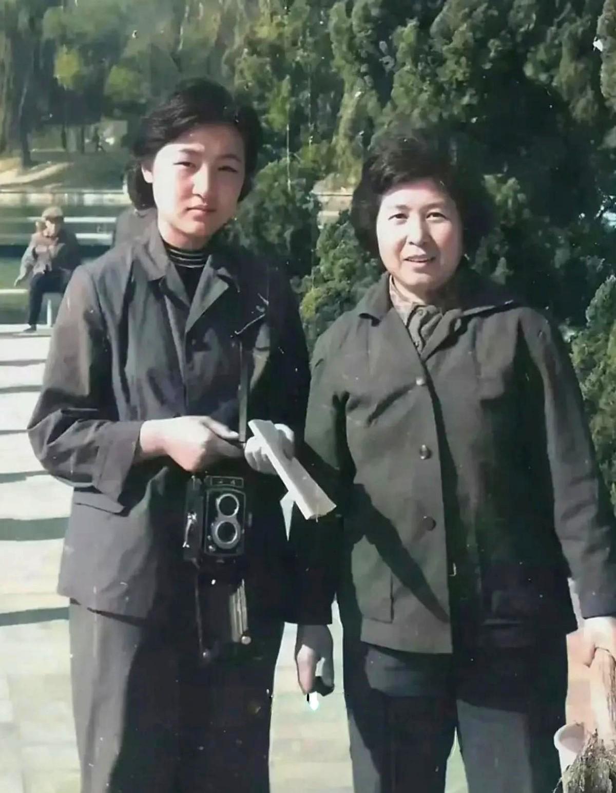 1978年的上海一公园，一对母女的留影。母女身着涤卡制服，是当时城市着装的典型