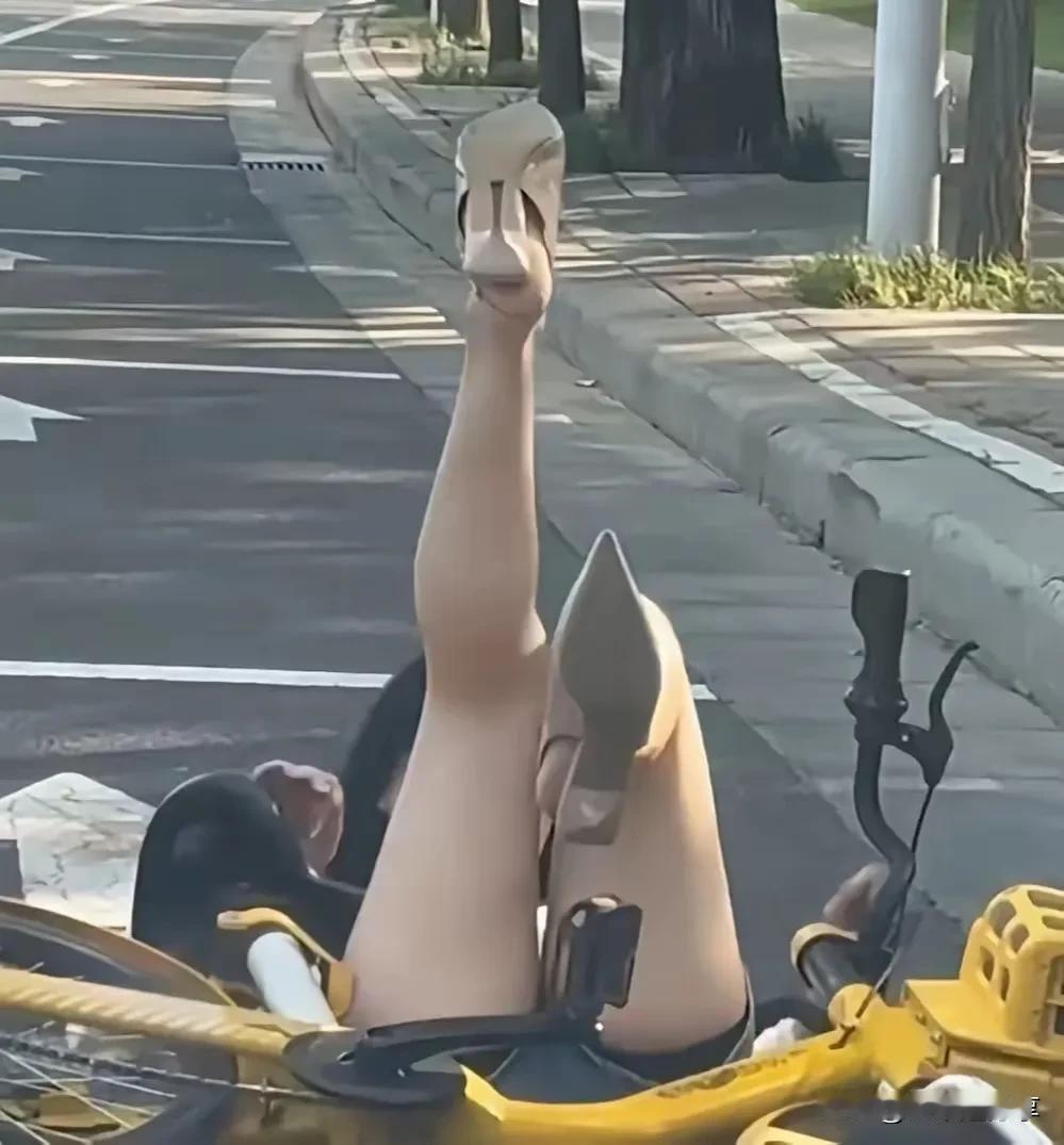不太建议穿高跟鞋或车技的女性骑共享车，毕竟摔倒了也不一定有人扶一把！