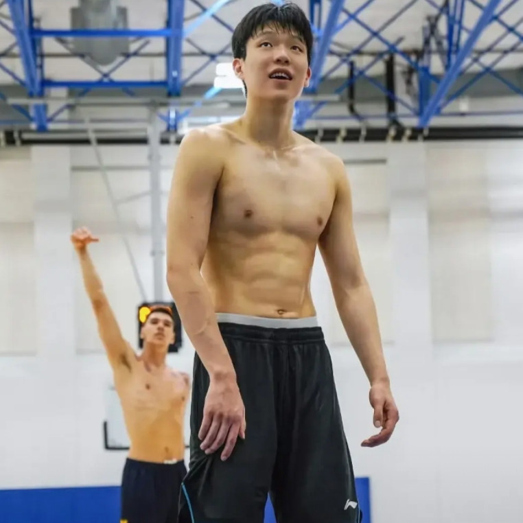 杨瀚森为nba选秀拼了！他的腹肌更加明显和棱角分明，刚去美国一周时间就有改变，吃