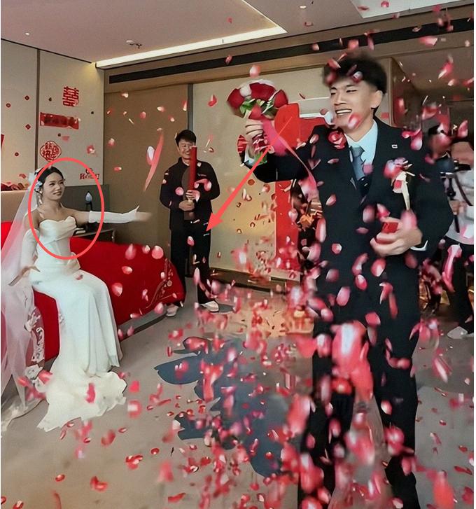 新郎在门外焦急的等待，当伴娘团开门的那一刻新郎手举着鲜花飞快的跑了进来，兴奋的朝