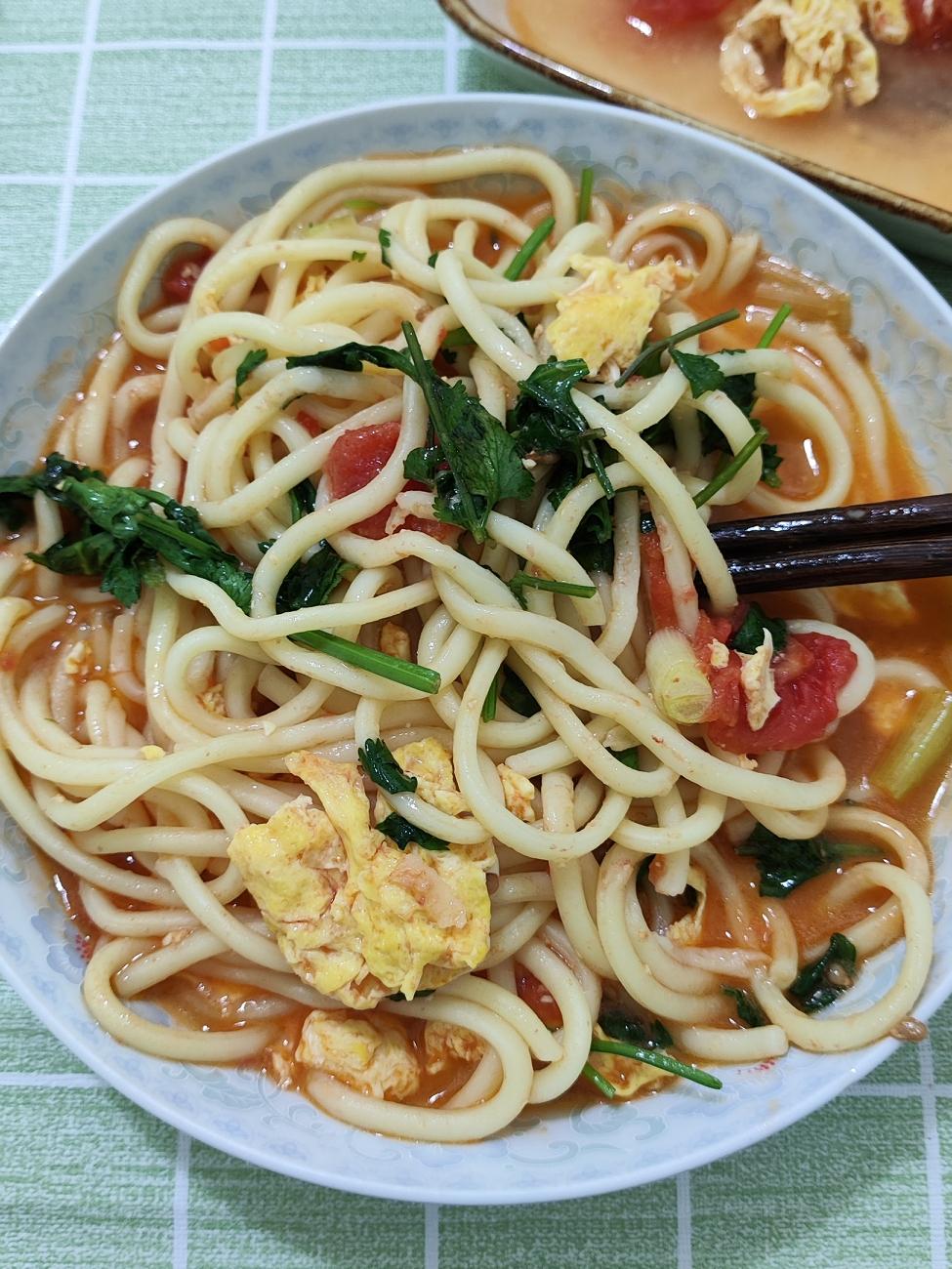 中午吃面条，让孩子选择。女儿上初中住宿，这两天放假了。肯定要出去玩儿，要