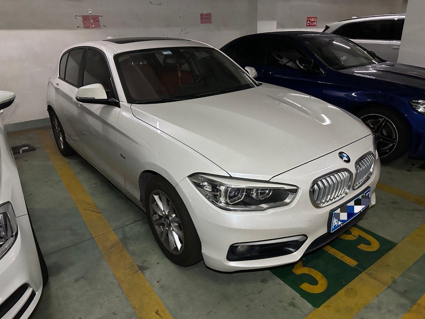 一大早去看了台16年的宝马118i后备箱底板进水一手车跑了13万公里，车况原版但