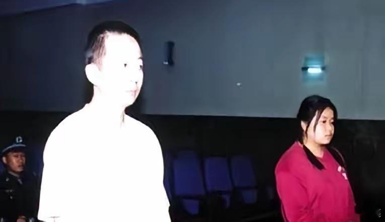 2003年，深圳布吉镇。十四个姑娘揣着简历走进森鑫源职介所，再也没出来。43岁