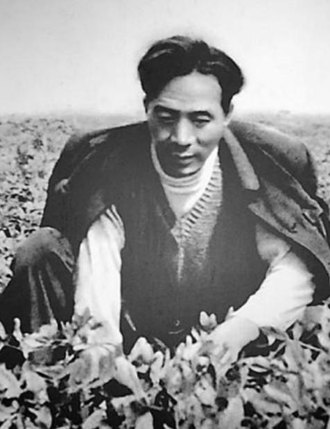 1963年，焦裕禄向县长程世平请假回家过年，希望能借给他三百块钱，然而看到他的样