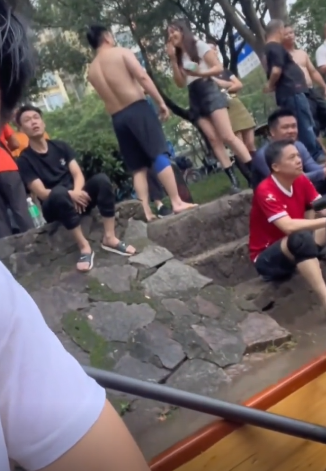 我老婆来看我扒龙船遇到房东他们好像聊的很开心我该不该过去