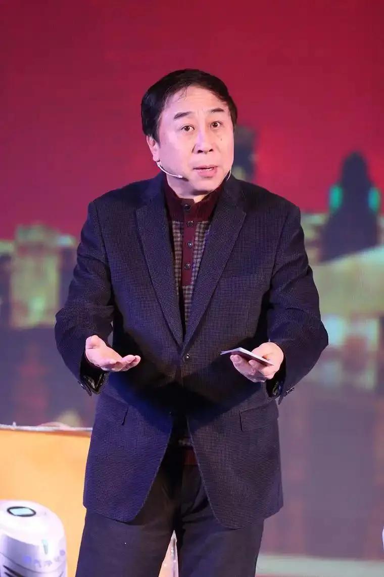 还得是著名相声艺术家冯巩预言的好[赞]，大家记不记得冯巩曾在一个小品里吐槽过闫学