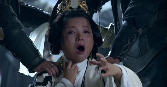 公元214年，曹操命人把躲在墙壁夹层内的伏皇后拖了出来，伏皇后披头散发，鞋子也掉