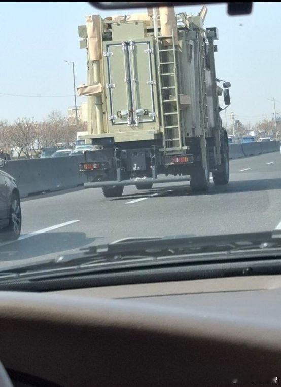 伊朗已经开始在全国部署军事通信系统，防止被美以轰炸后，有线通讯中断预计美国人会进