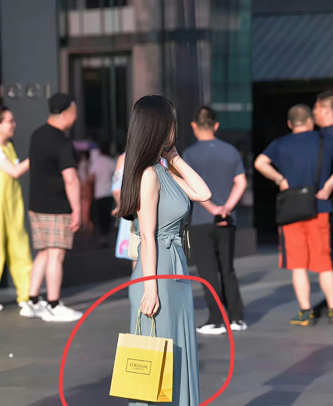 谁知道她包里装的什么？