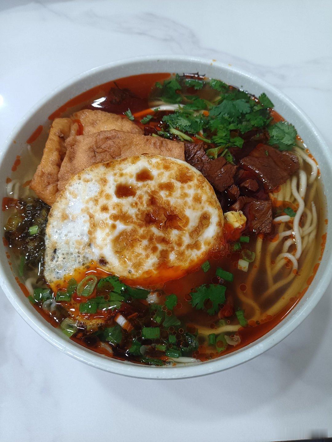 傍晚时分，出来走走吃一碗酸菜牛肉拉面，牛肉美味！煎蛋喷香！辣油红亮，痛快！[大笑]​