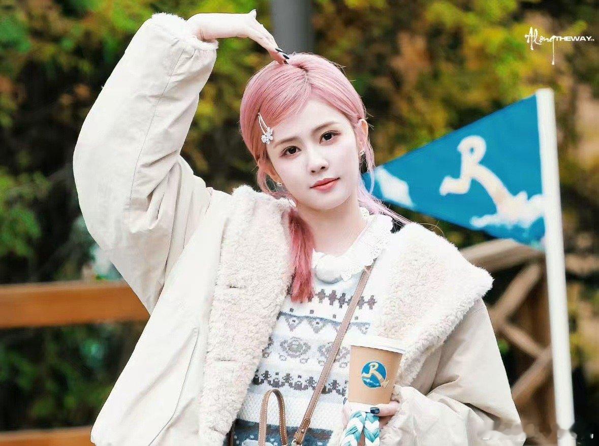 西藏是来了就不想走的地方奔跑吧白鹿把西藏变成了童话王国！粉色麻花辫配上藏地风情