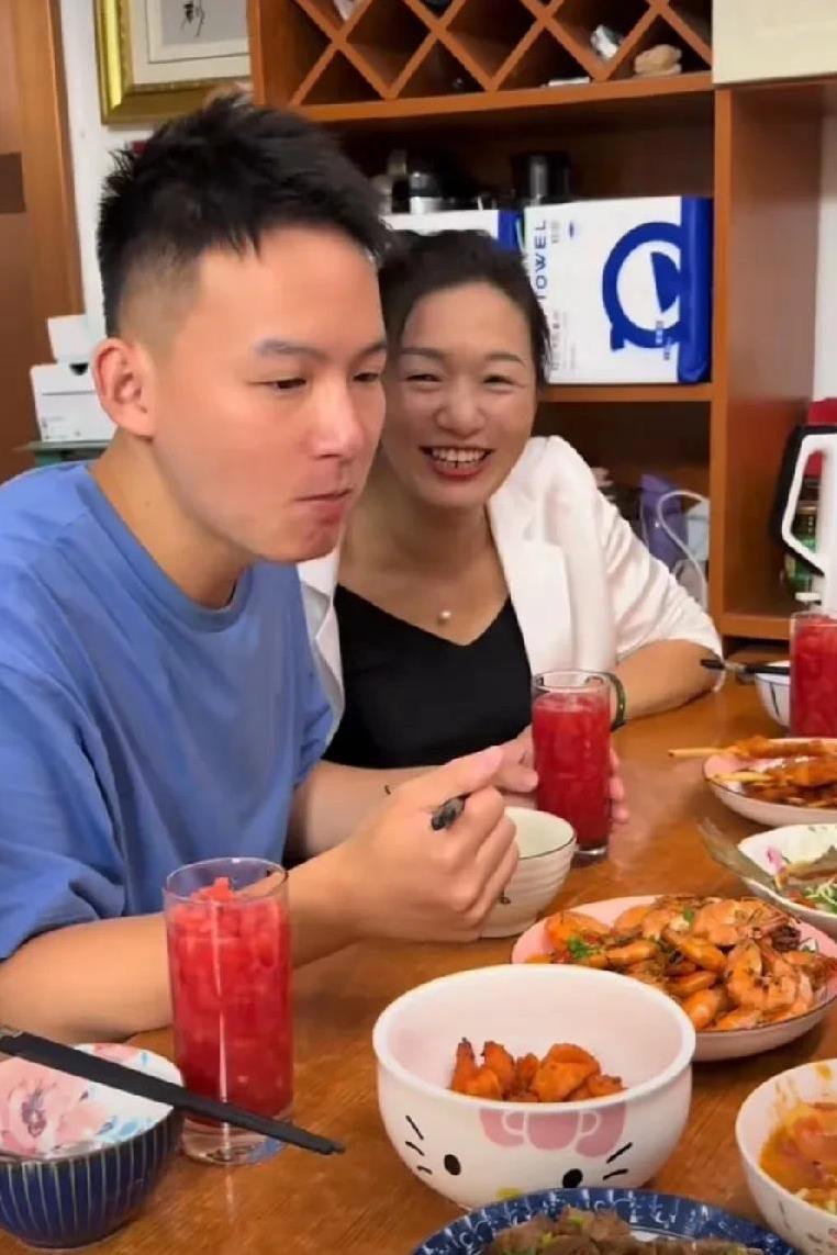 谢浩男暑假回家的第一顿饭，满满都是爱。爸爸和妹妹们把谢浩男接回来后，谢浩男还是