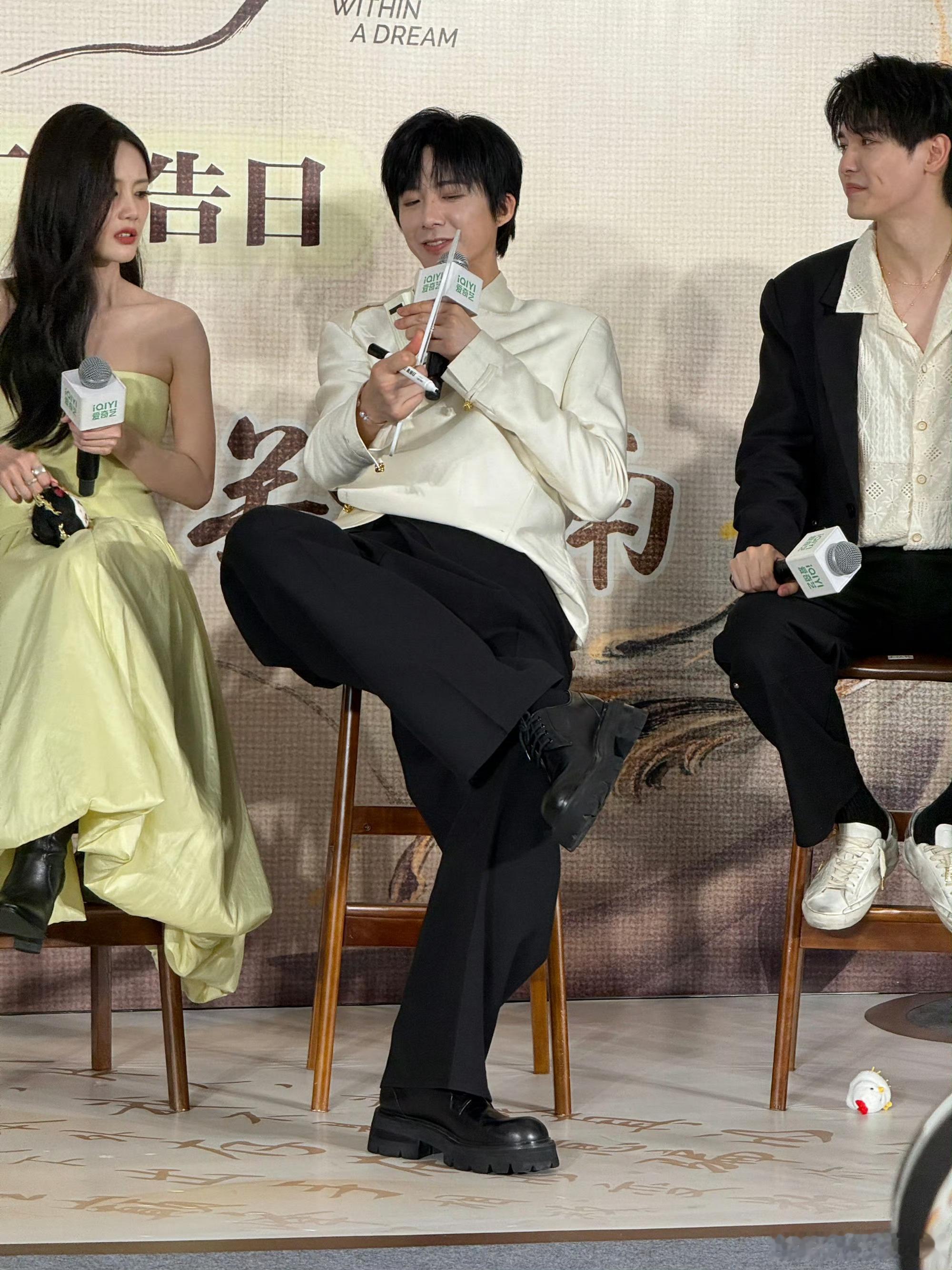 刘宇宁的坐姿太高了确实也有烦恼，刘宇宁坐下来的时候，满屏都是大长腿，脸都没有吸