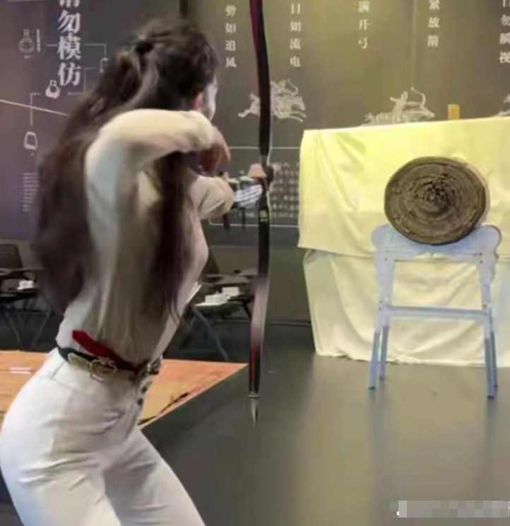 森林北，这个射箭的姿势特别美，难怪汪峰被她迷得团团转