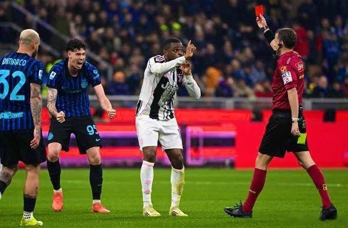 经典反思环节来了。阿尔多·塞雷纳对天空体育说：“卡卢卢抚摸了一下巴斯托尼，后者