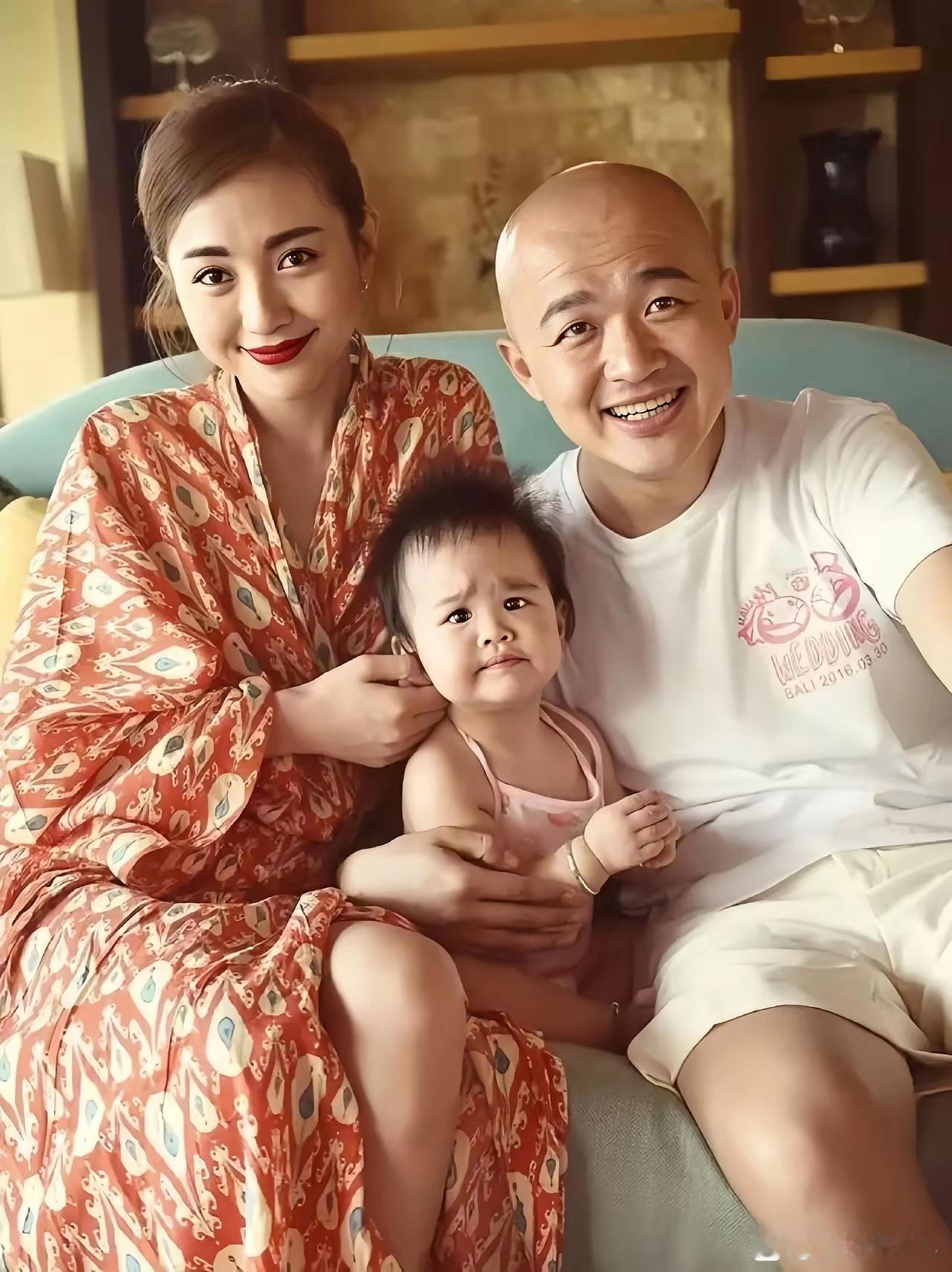 包贝尔帅吗？一个光头，哪里帅了还没有他老婆帅呢。他老婆比他好看。他老婆说他长得好