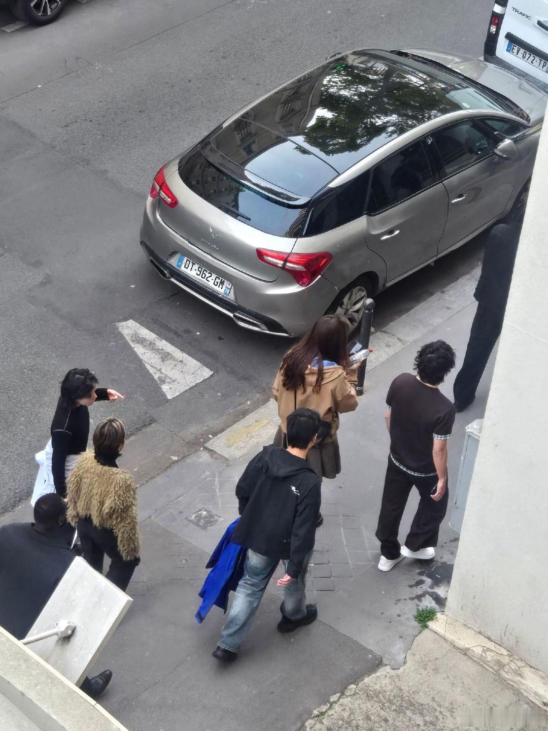 王一博巴黎街头被偶遇在巴黎街头偶遇王一博了街角光影里的酷盖，低调质感满格，侧脸杀