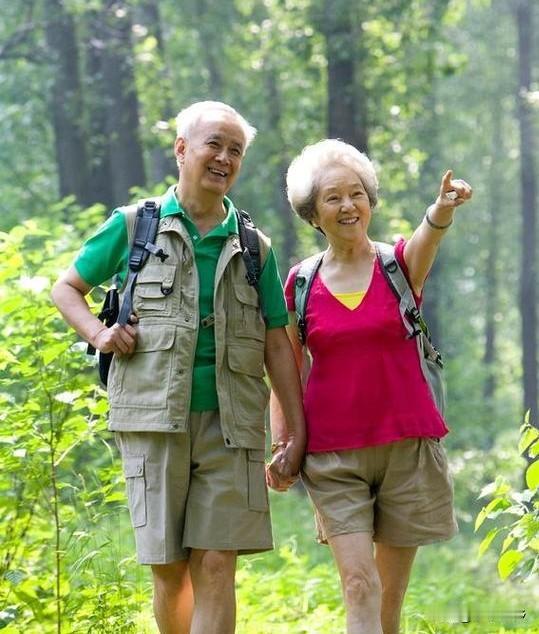 退休老人痴迷旅游，后果或许真的不容小觑。有位大爷退休之后，豪掷60万用于旅游，四