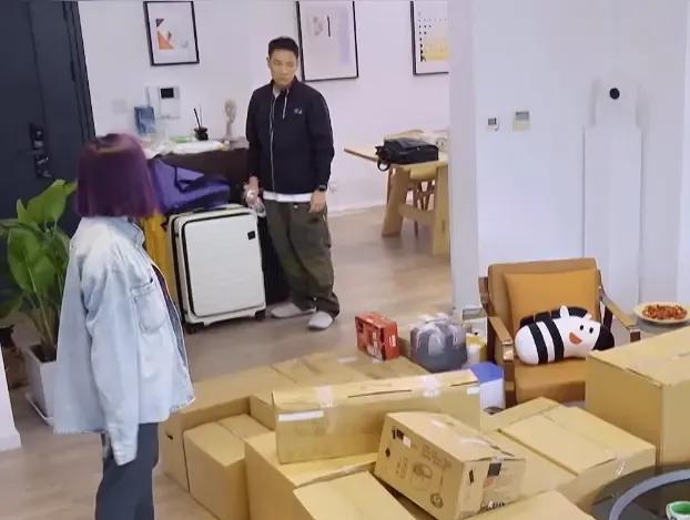 标题管乐居家日常大公开：凌乱中的真实生活美女演员管乐首次通过社交媒体向大众公开了