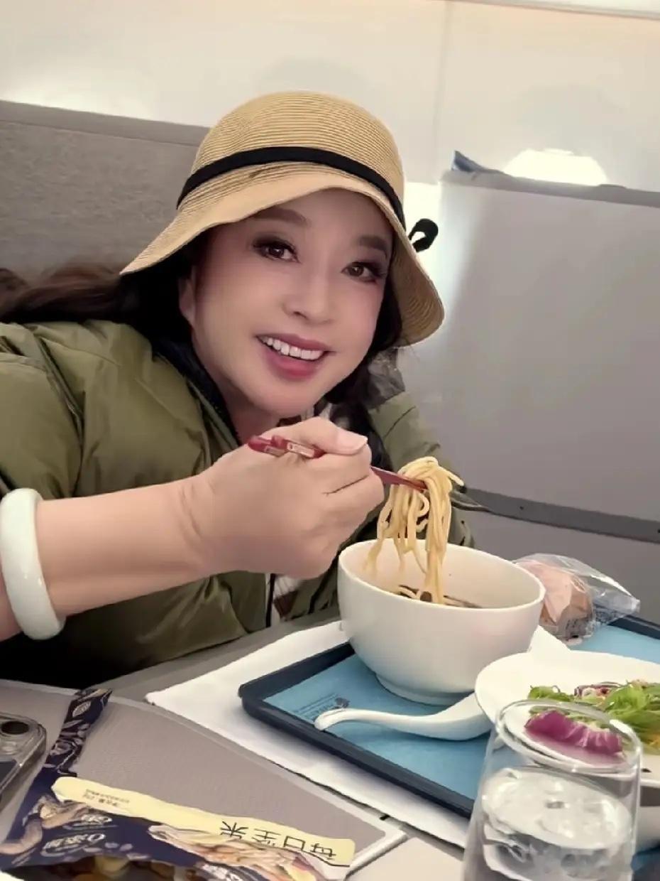 刘晓庆晒出在飞机上吃面，看来跨年是要在飞机上过的！看她吃饭真香，大口吃饭，大口吃