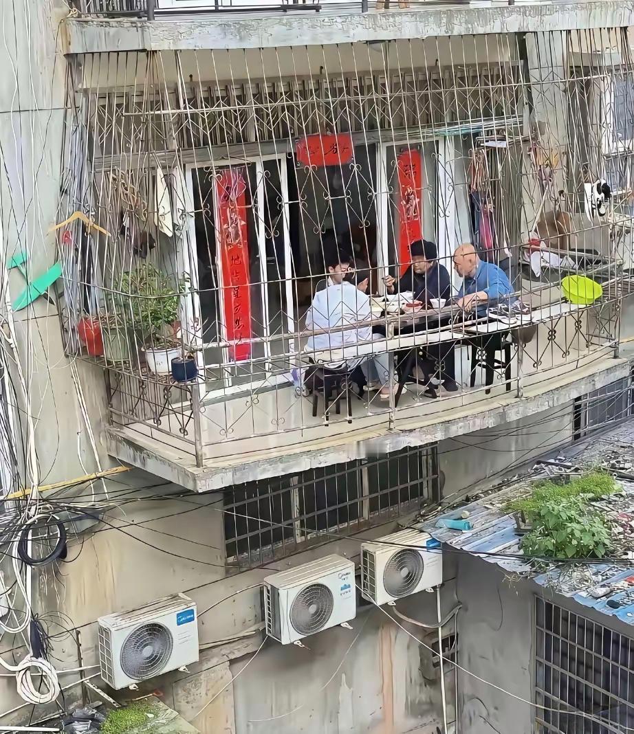 我被阳台上的一幕惊呆了啊！这样无承重结构，是不是很危险啊？