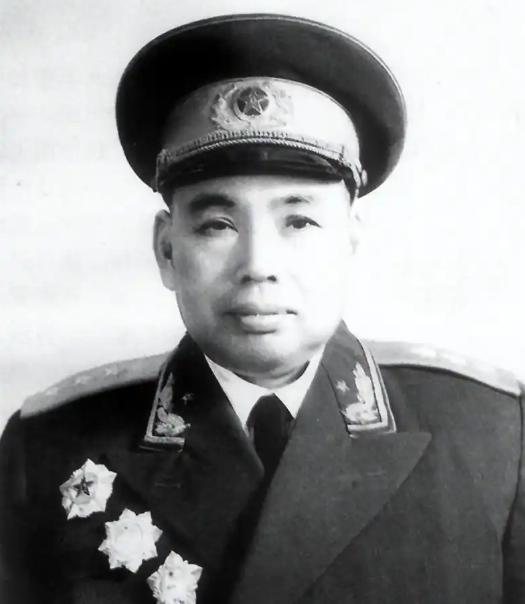 1963年，南京军区来了一个新政委，许世友看到他却面露苦色，因为许世友爱喝酒，可