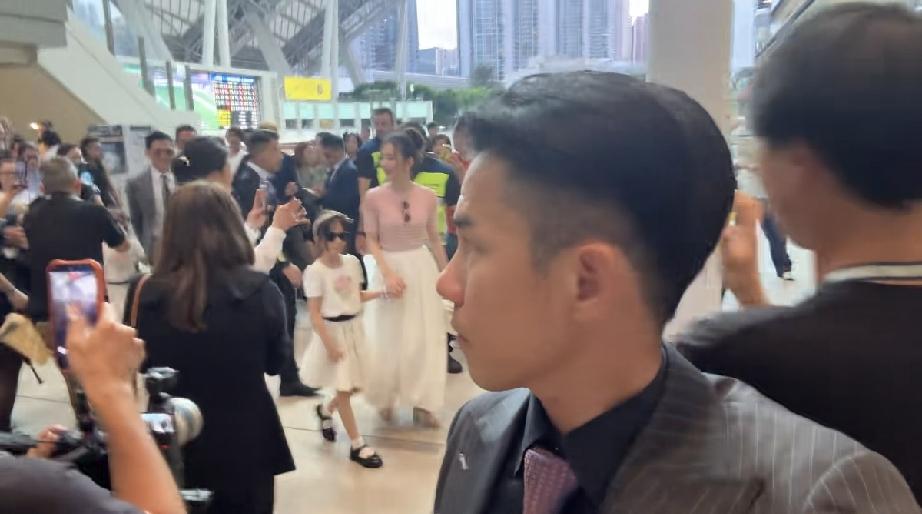 7月1日，方媛与郭富城带着两个女儿现身香港，两个女儿正面特别像方媛，大女儿的鼻子