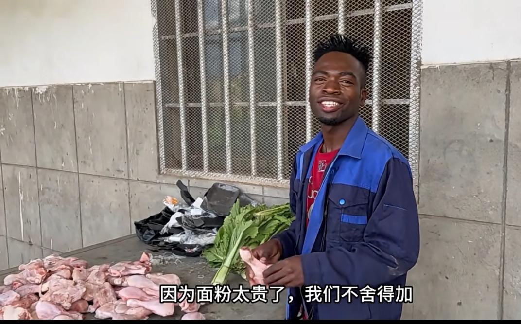 非洲员工的工资一天只有五块左右，看到这一堆鸡腿，非洲员工非常高兴，因为他们平时压