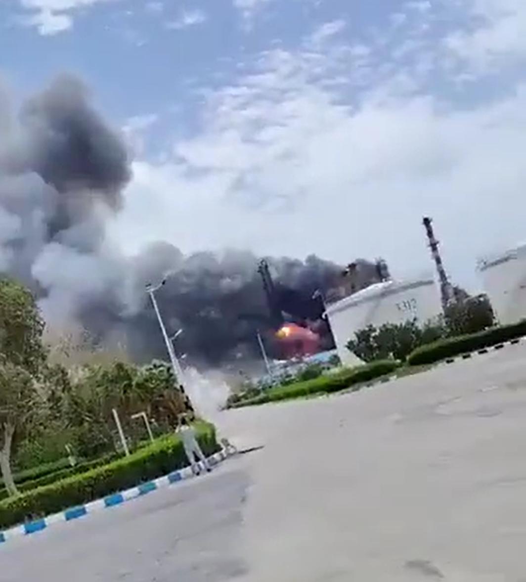 什么情况，停火第一天，波斯湾就开炸了。不过，不是以色列，也不是伊朗，也不是美