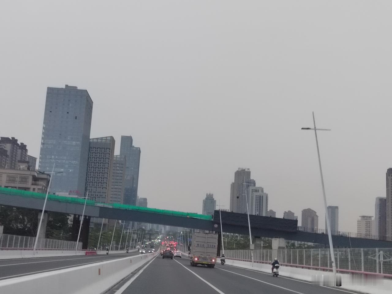 湛江海湾大桥的匝道桥梁工程建设进入关键环节,看看配图显示,海湾大桥西桥头的上方,