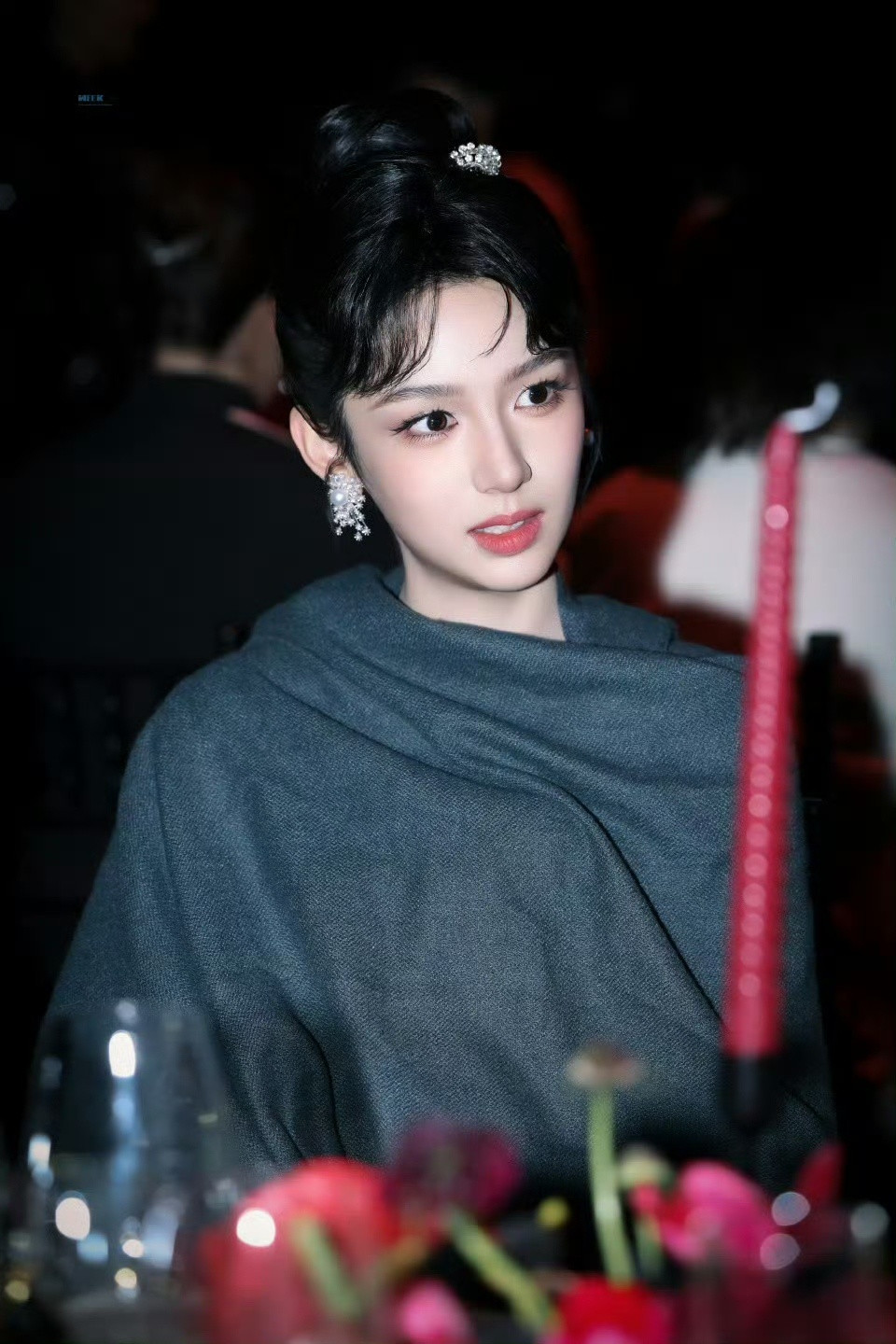 周也这组赫本风直接封神红黑碰撞，光影交织。周也这一袭赫本风造型，完美演绎复古优雅