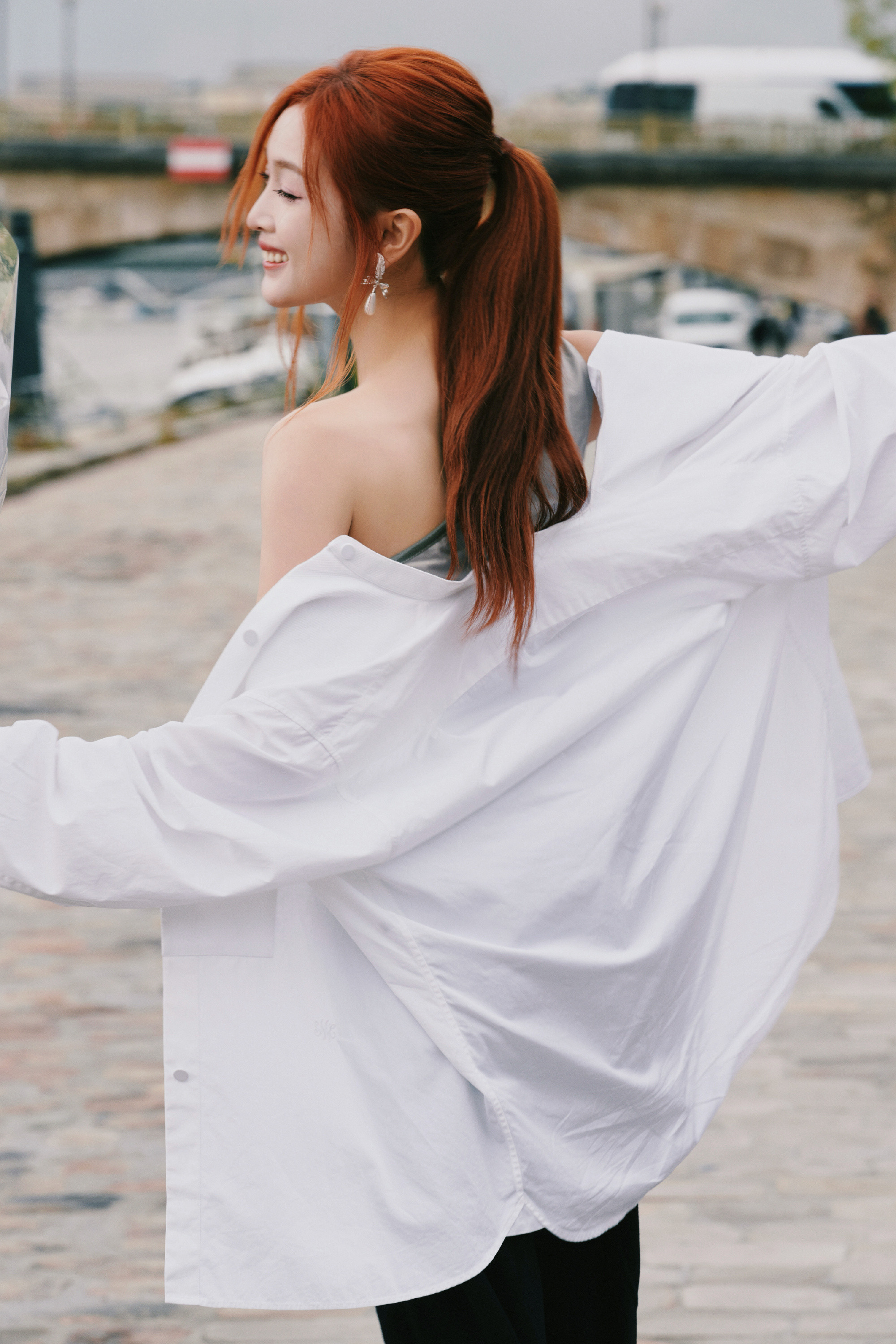 吴宣仪：漫步巴黎的街头，感受浪漫风情，享受随性秋日。吴宣仪