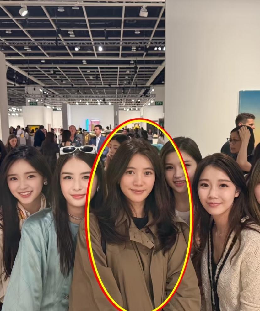 袁咏仪竟然还是最好看的年近五十在一堆小女孩中间合照竟然还是美的最突出的那一
