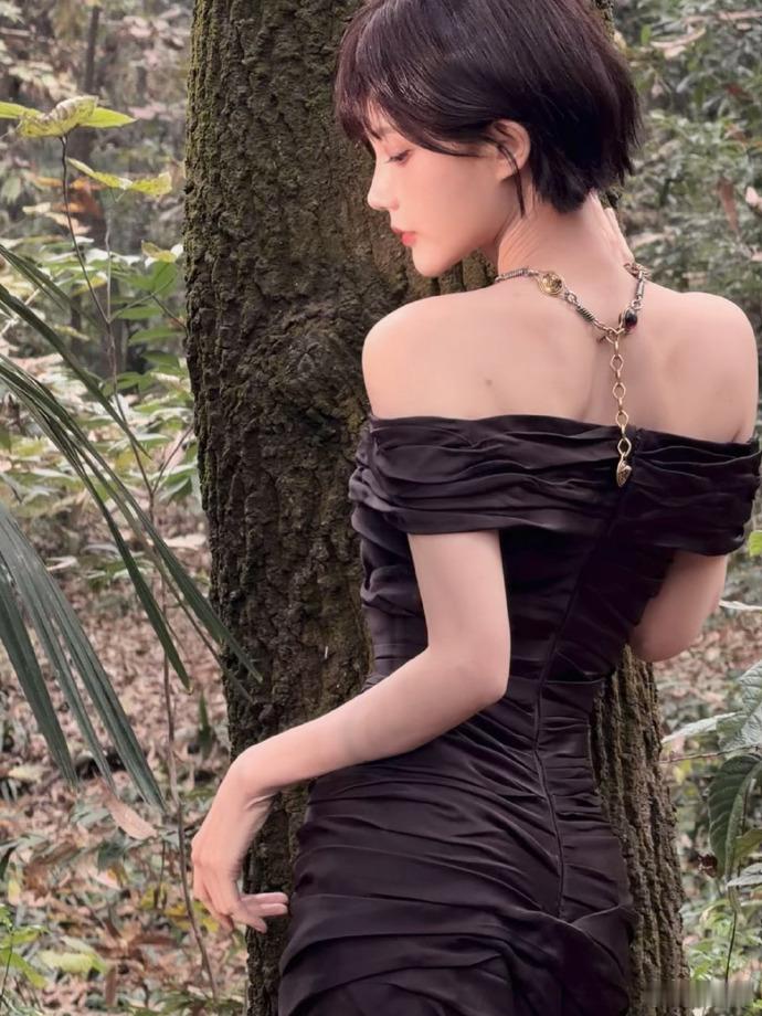 李一桐短发真的是让我忍不住要花痴一下了呀，太喜欢李一桐的短发了吧，allb